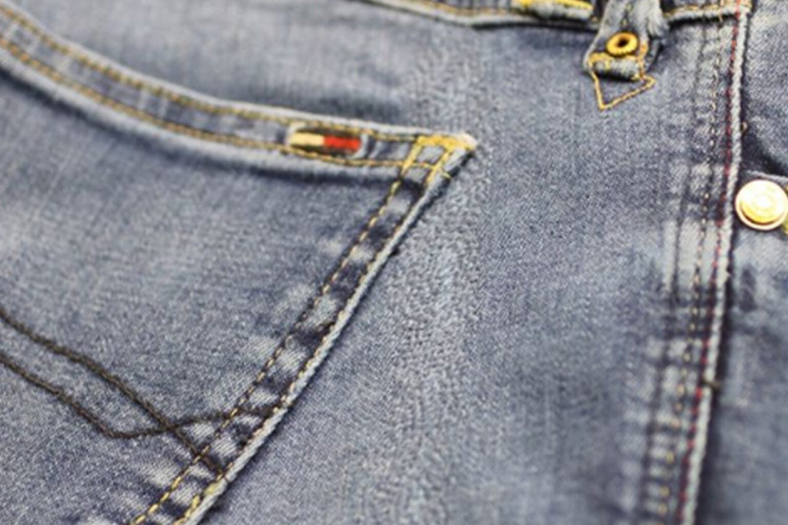 Spijker broek scheur hersteld